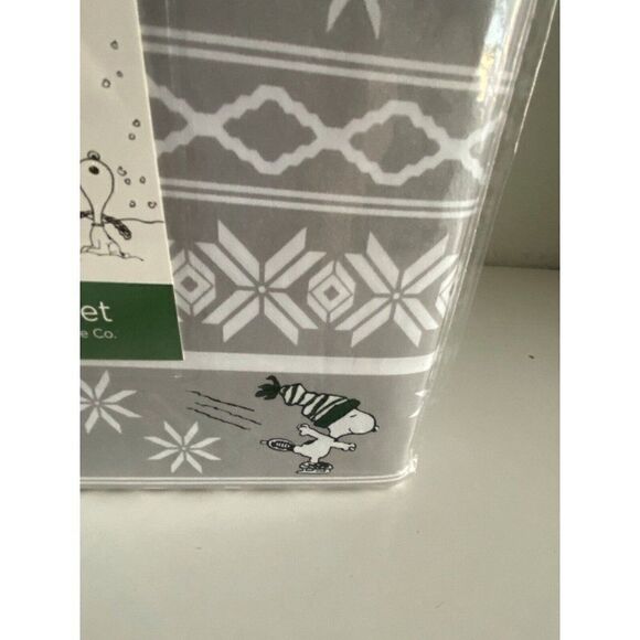 Peanuts Snoopy Sledding Ice Skating Winter Twin Size Super Soft Sheet Set NEW - Picture 4 of 11